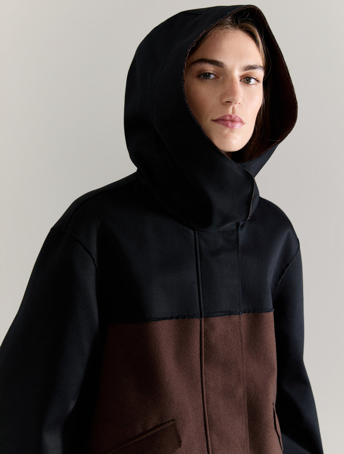 COLOUR-BLOCKED JACKET in DARK BROWN, image 3