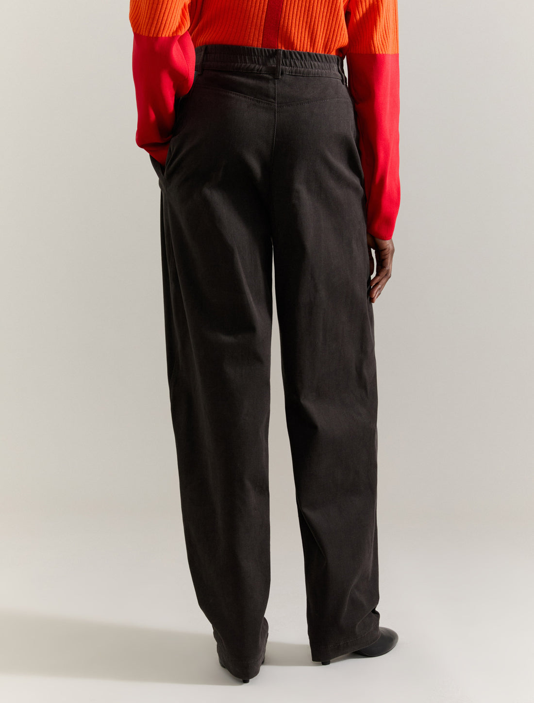 BARREL-LEG TROUSER in BURNT BROWN, image 3