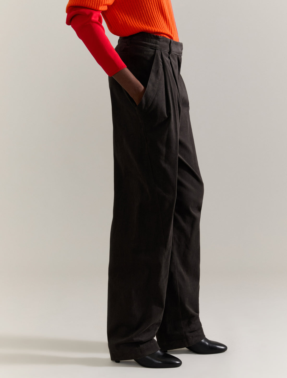 BARREL-LEG TROUSER in BURNT BROWN, image 2